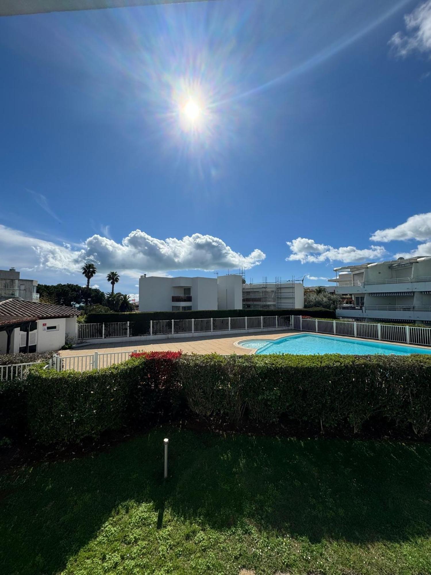 Appartemment Vue Mer Et Piscine Villeneuve-Loubet Exteriér fotografie